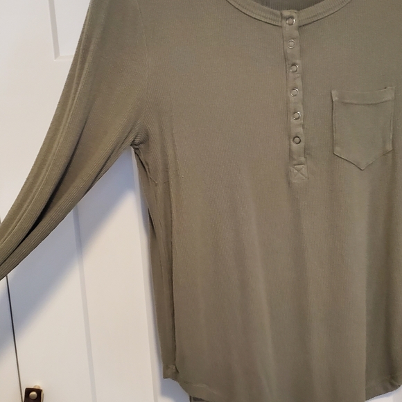 Green shirt - Picture 2 of 4